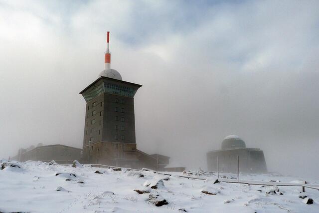 Brocken-Hexenhotel mit Antenne, Harz im Winter