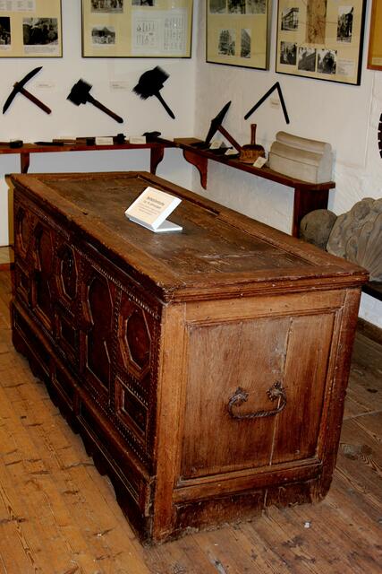 Liegegarderobe vor Hängegarderobe. Kurz: Klamottenkiste.
