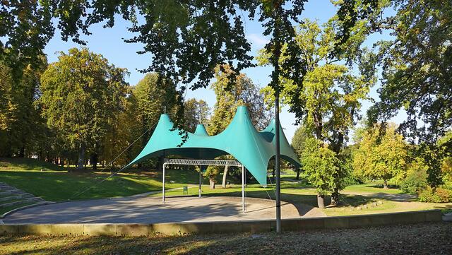 Zum Schlossgarten gehört die 1954/55 erbaute und 2003 sanierte Freilichtbühne. Foto: Helmut Kuzina