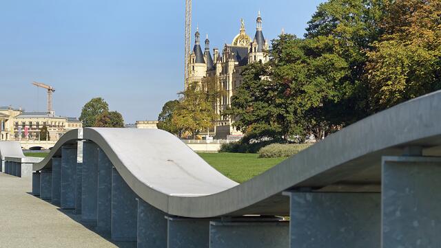 Geschwungene Formen der Bänke auf den "Schwimmenden Gärten" leiten den Blick zum Schloss. Foto: Helmut Kuzina