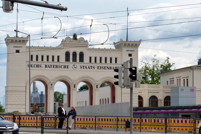 Die erhaltene Fassade des Sächsisch-Bayerschen Staats-Eisenbahn-Hofes in Leipzig