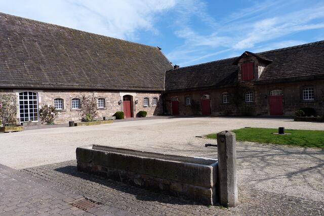 Pferdeställe, Hof mit Tränke, heute: ein Café bei gutem Wetter zw. April bis September an der Hämelschenburg