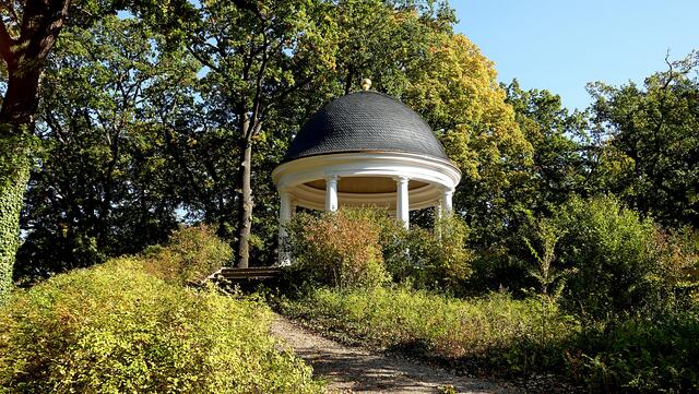 Der Jugendtempel, es ist in der Nachfolge der vierte Rundtempel, steht im südlichen Areal des Schlossgartens auf einer kleinen Anhöhe. Foto: Helmut Kuzina