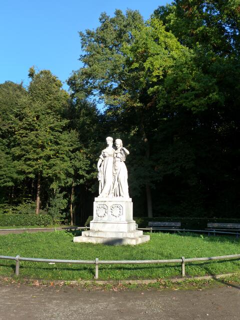 Denkmal für Frederike und Luise an der Hohenzollernstraße, Eilenriede, Hannover