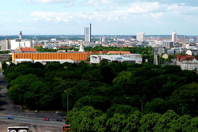 Neues Rathaus, Uni-Hochhaus "Hohler Zahn" davor die Basilika, Hochhaus eines Hotels und das Messehaus mit Messezeichen Leipzigs, vorne die neuen Hallen eines Einkaufszentrums