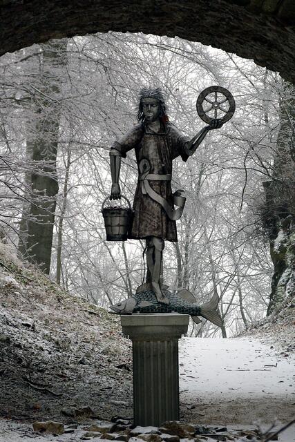 Sachsengott KRODO, Statue von V. Schubert 2007, an der Ringmauer der Harzburg unter einer Steinbrücke befindlich beim Brockenblick