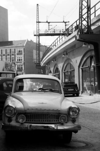 Wartburg am Hauptbahnhof Berlin, 1996 sw