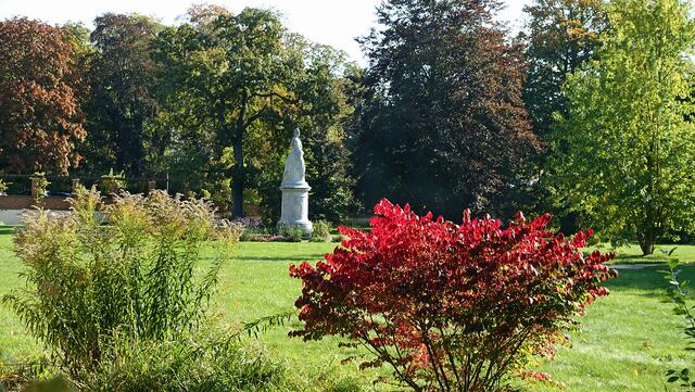 In dem von Gartenbaudirektor Peter Joseph Lenné entworfenen Grünhausgarten steht die 1907 von Hugo Berwald geschaffene Skulptur der Großherzogin Alexandrine, der Mutter Friedrich Franz II. Foto: Helmut Kuzina
