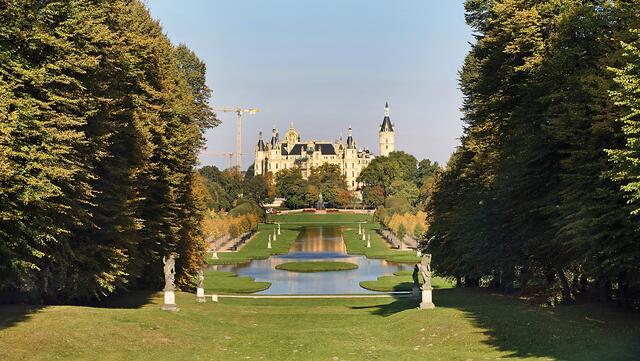 Wie eine Postkartenansicht: Vom Hang des Ostorfer Berges bietet sich der Blick auf das Schloss und den Kreuzkanal. Foto: Helmut Kuzina