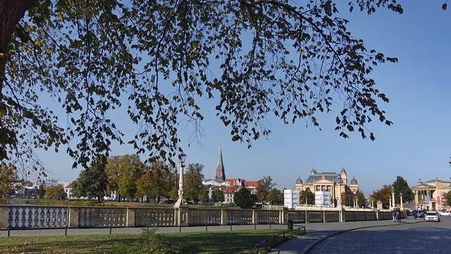 Blick von der Schlossinsel auf das Altstadtpanorama (von links) mit dem Dom, dem Mecklenburgischen Staatstheater und dem Staatlichen Museum. Foto: Helmut Kuzina