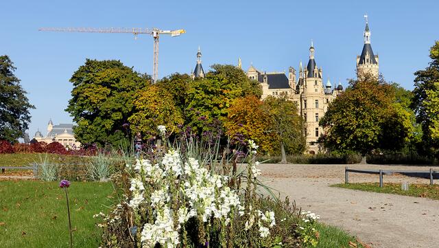 Südlich des Schlosses liegt der Schlossgarten, der im 19. Jahrhundert als barocke Parkanlage nach französischem Vorbild angelegt und durch Elemente des englischen Landschaftsgartens ergänzt wurde. Foto: Helmut Kuzina