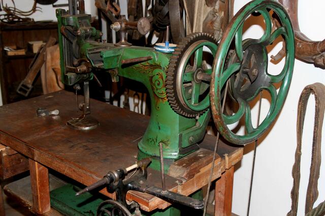 Eins Sattlermaschine. Freiarm mit aufgeschobenen Tisch. Mächtiges Teil.