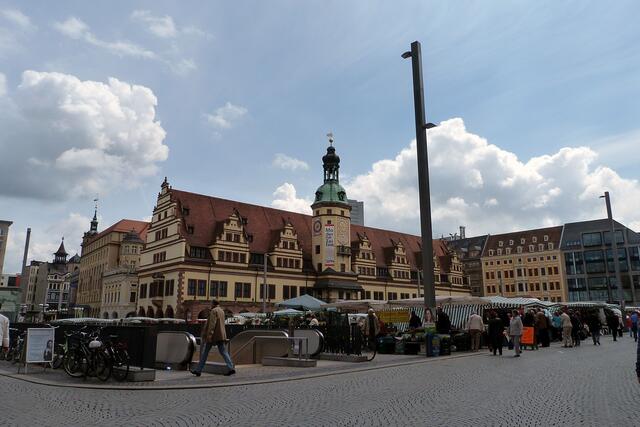 Marktplatz mit Altem Rathaus und Markt