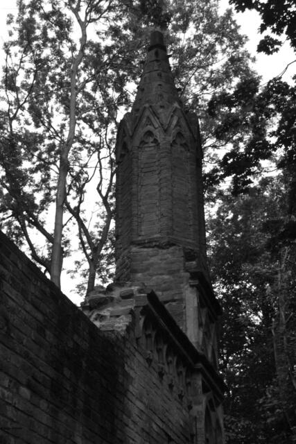 Zum Teil erhaltener Eckturm des Mausoleums mit Resten Ornamentfrieses (Foto: Katja Woidtke)