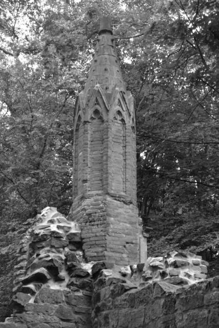 Rest eines Eckturmes des Mausoleums (Foto: Katja Woidtke)