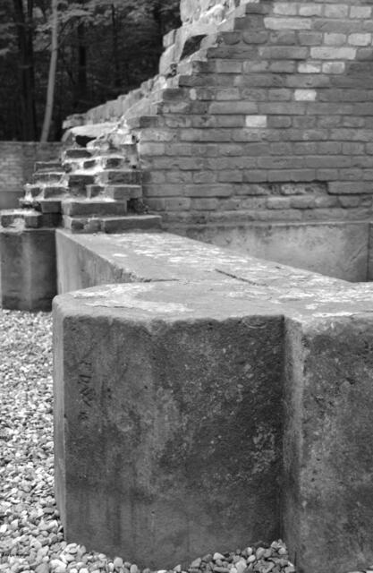 Sandsteinsockel des offenen Vorraumes am Mausoleum der Familie von Alten (Foto: Katja Woidtke)
