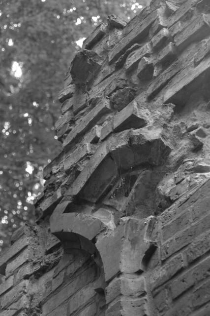 Vergessene Orte: Mausoleum der Familie von Alten im Sundern bei Hemmingen - Detail der neogotischen Backsteinkunst (Foto: Katja Woidtke)