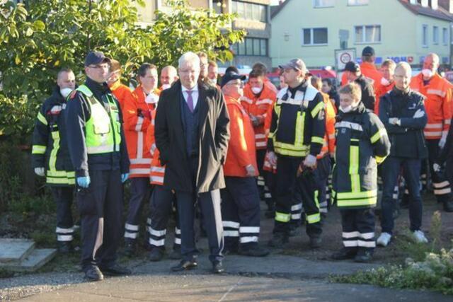 Lehrtes Bürgermeister Klaus Sidortschuk zusammen mit den Helfern der Feuerwehr