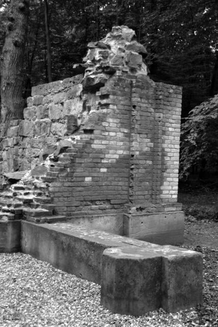 Sockel des Vorraums mit neu aufgemauerter Seitenwand der Kapelle (Katja Woidtke)
