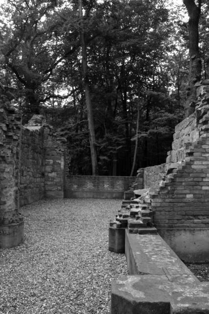 Zwischen offenem Vorraum (Vordergrund) und Kapelle befand sich einst eine schwere von einer Holzrose geschmückte Eichentür (Foto: Katja Woidtke)