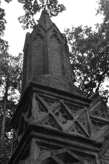 Detail am Eckturm der Ruine des Mausoleums von Alten (Foto: Katja Woidtke)