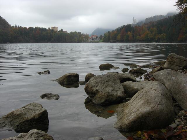 Der Alpsee mit Hohenschwangau (links) und Neuschwanstein (rechts)