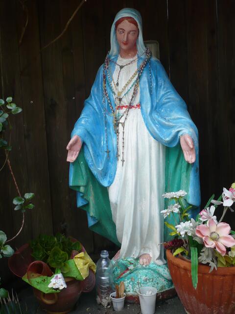 Holzmadonna mit Plastik