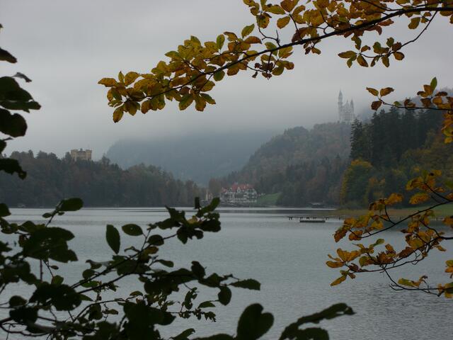 Der Alpsee mit Hohenschwangau (links) und Neuschwanstein (rechts)