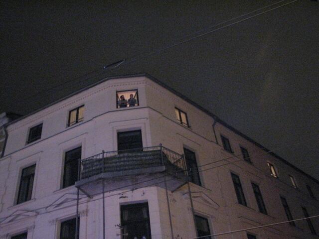 Wieder standen viele an den Fenstern und auf den Balkonen