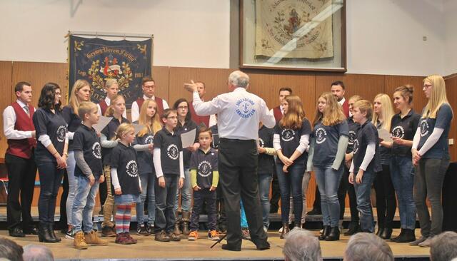 Jugendchor Langenstein - Dirigent: Udo Lauer, Liedvorträge: "He 's got the whole World", "Yakanaka Vhangeri"