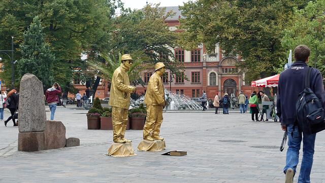 „Lebende Statuen“ auf dem Universitätsplatz. Foto: Helmut Kuzina