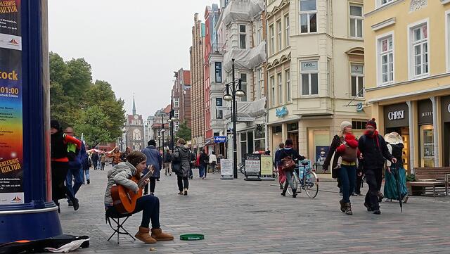 Auch im Herbst sind die Straßenkünstler überall in der Fußgängerzone anzutreffen. Foto: Helmut Kuzina