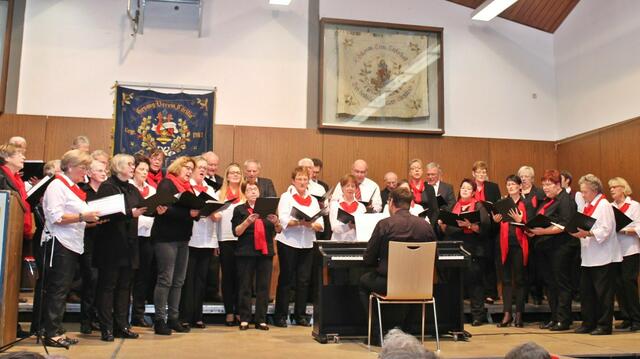 Gemischter Chor Erksdorf und Gesangverein Kleinseelheim - Dirigent: Peter Dippel, Liedvortrag: "Come together"