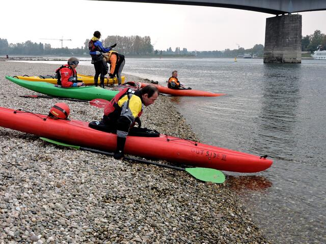 Die Profis schieben sich über die Kiesel in den Rhein.  Da kann man nicht kentern !