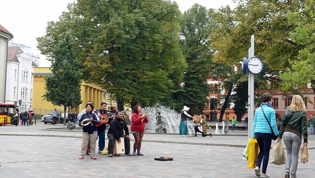 Straßenkünstler bei ihren Darbietungen auf dem Universitätsplatz. Foto: Helmut Kuzina
