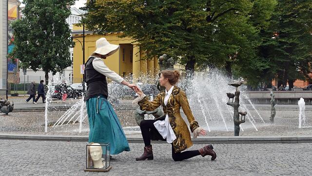 Straßenkünstler vor den „Brunnen der Lebensfreude“. Foto: Helmut Kuzina