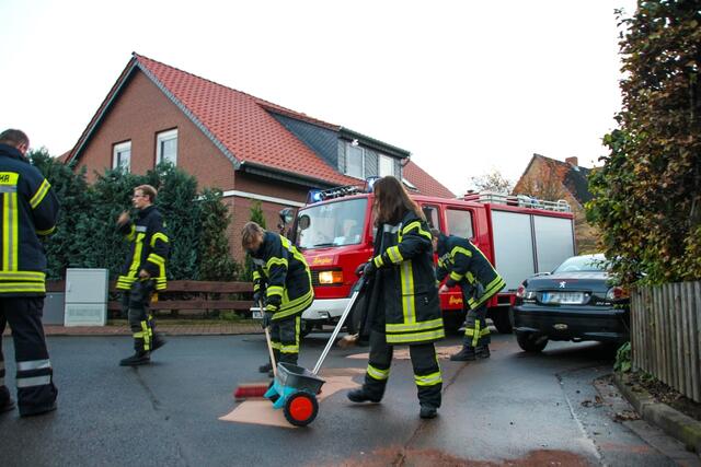 Zum vierten Mal in Folge rückt die Ortsfeuerwehr Harkenbleck zu einer Ölspur aus.