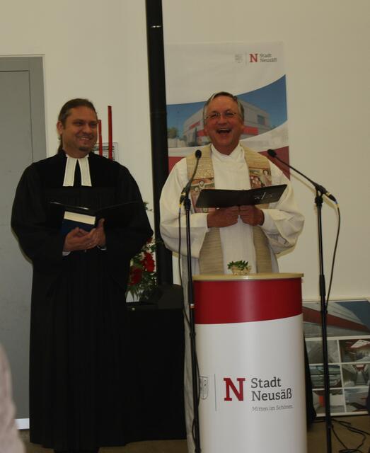 Der evangelische Pfarrer Christian Agnethler (l.) und sein katholischer Kollege Wolfgang Kretschmer segneten die Räumlichkeiten