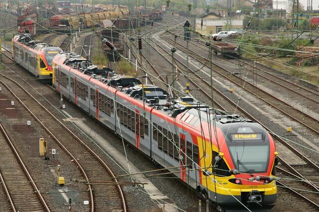 Alter und neuer Triebwagen der HLB in Gießen am 18.10.2015