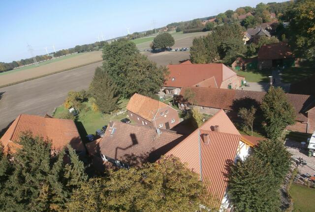 Dieses Foto und die folgenden erlauben (fast) einen 360-Grad-Schwenk. Im Hintergrund ist die Nöpker Straße zu sehen. Noch weiter im Hintergrund muss man sich Dudensen denken.