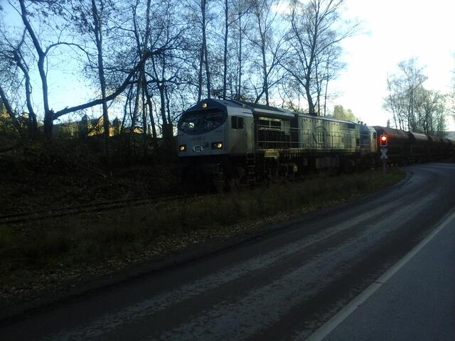 Ein Schotterzug verlässt die Firma Ahrens in Richtung Stadthagen, um dort von der RStE auf das DB-Netz zu wechseln. Über das 4 Km lange Teilstück rollen erhebliche Mengen Fracht.