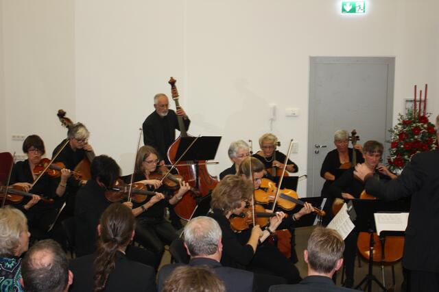 Das Neusässer Kammerorchester unter der Leitung von Wolfgang Weber eröffnete den Abend