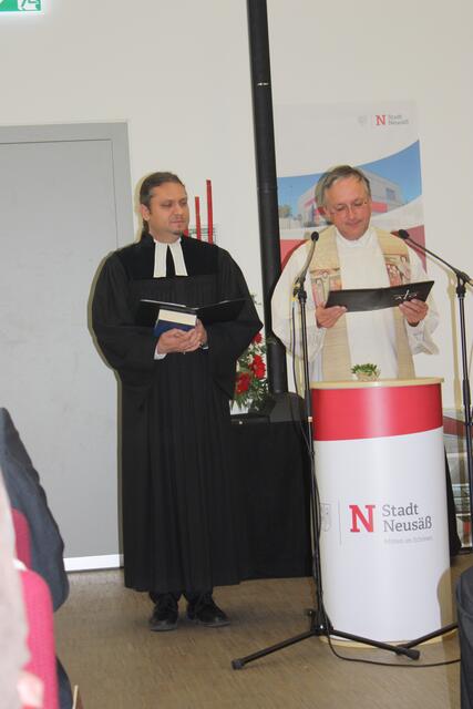 Der evangelische Pfarrer Christian Agnethler (l.) und sein katholischer Kollege Wolfgang Kretschmer segneten die Räumlichkeiten