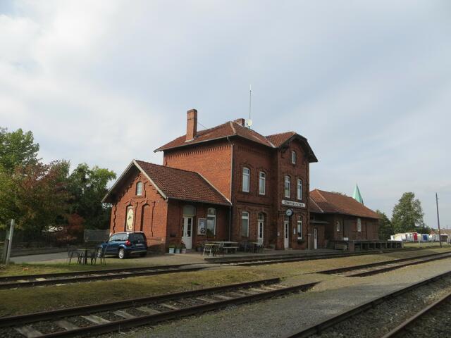 Der Bahnhof Obernkirchen ist längst nicht mehr im Dornröschenschlaf, hier wird gewohnt, gearbeitet, gefeiert und er wird von vielen interessierten Schienenbusfahrgästen gerne näher in Augenschein genommen.