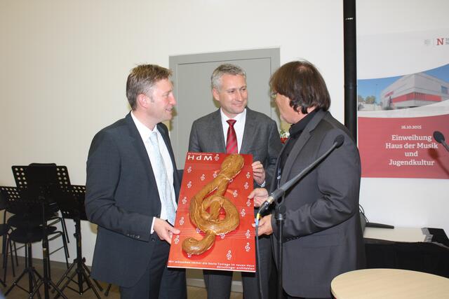 Architekt Peter Dürschinger (r.) übergibt sein Geschenk an Bürgermeister Richard Greiner (l.) und MdB Hansjörg Durz