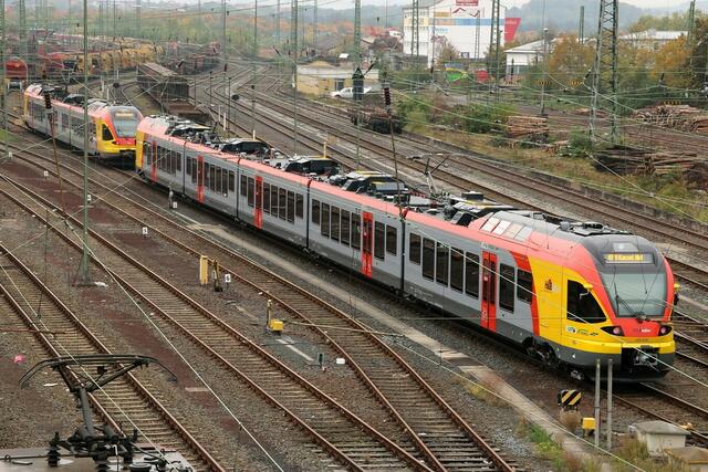 Alter und neuer Triebwagen der HLB in Gießen am 18.10.2015