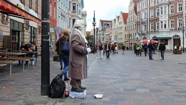 Eine „Lebende Statue“ in der Kröpeliner Straße. Foto: Helmut Kuzina