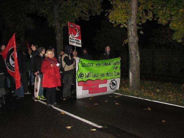 Gegendemonstranten. Die Dame mit dem roten Mantel dürfte Frau Barbara Borchardt sein. Zu DDR Zeiten saß diese Dame(SED) in Templin im Rat des Bezirkes! Heute sitzt sie im Landtag in MV!Ein Witz !