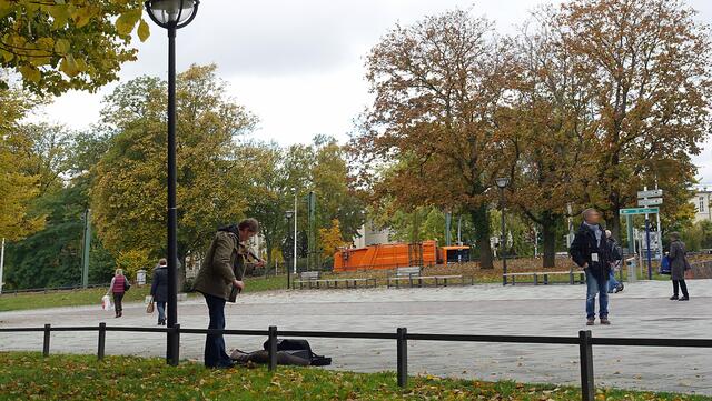 Ein Straßenmusikant auf dem Platz vor dem Kröpeliner Tor. Foto: Helmut Kuzina