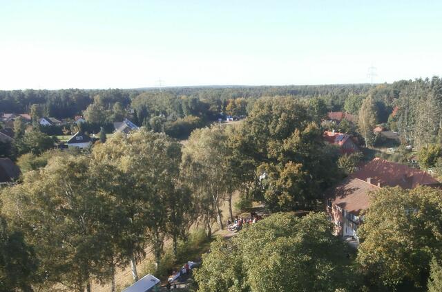 Im Hintergrund (Mitte) ist das Freibad kaum erkennbar.